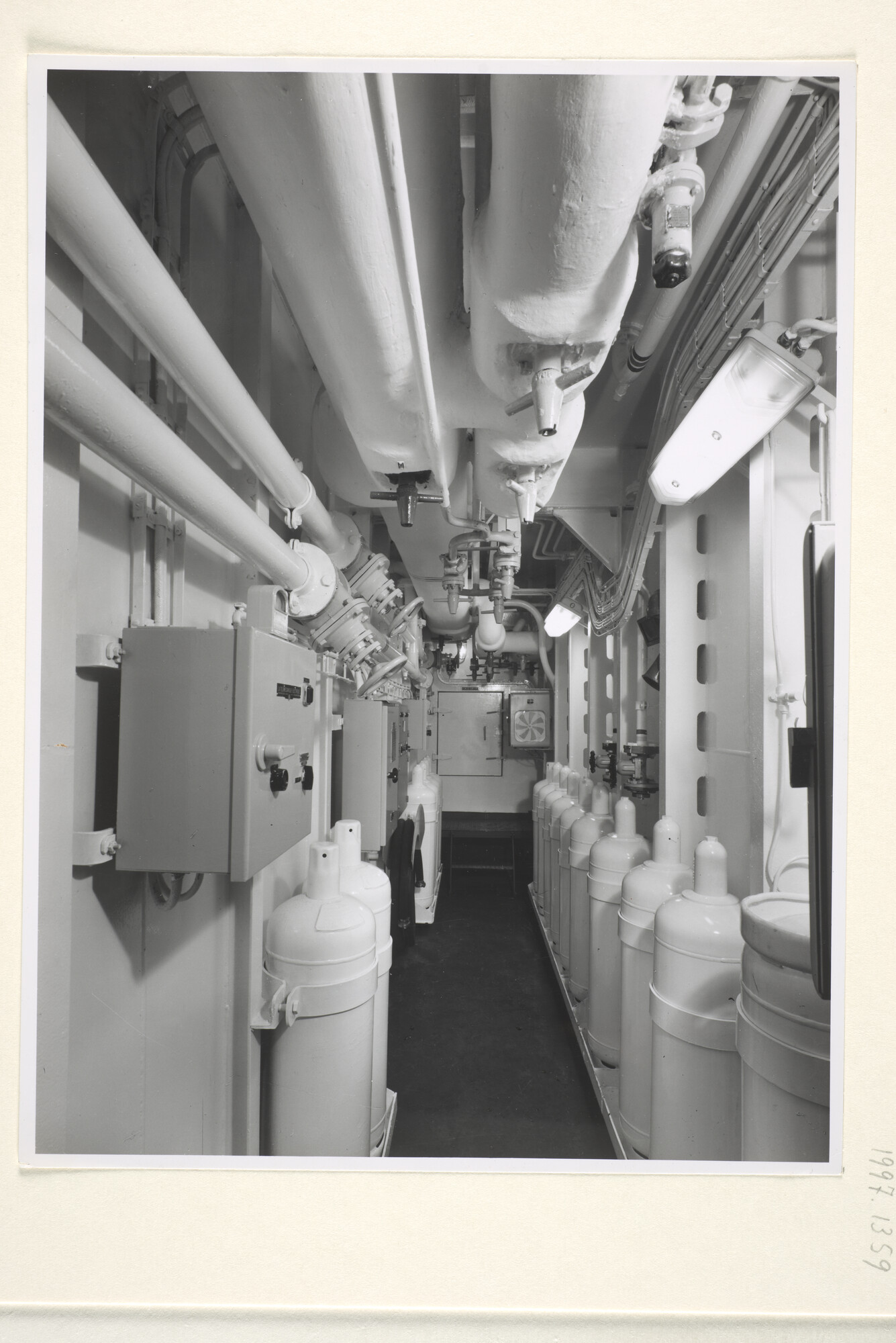 1997.1359; Fotos van de koelmachine-installatie aan boord van het vrachtschip ms. Straat Chatham van de KJCPL; fotoreportage