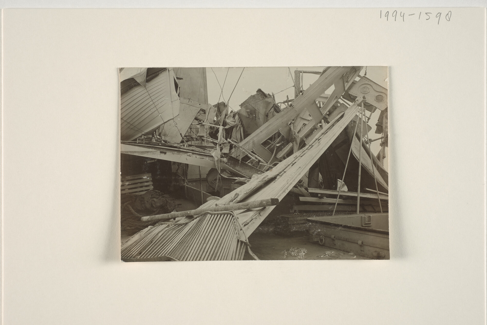 1994.1598; Schadefoto's van het ss. 'Pahud' na de ketelexplosie aan de steiger te Belawan-Deli, april 1908; fotoreportage