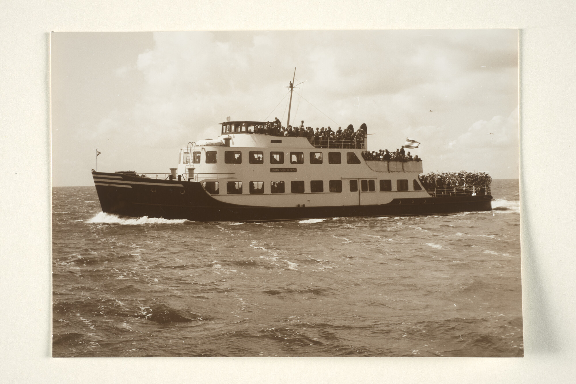 1997.4121; De veerboot 'Johan Willem Friso' voor de dienst op Ameland; foto