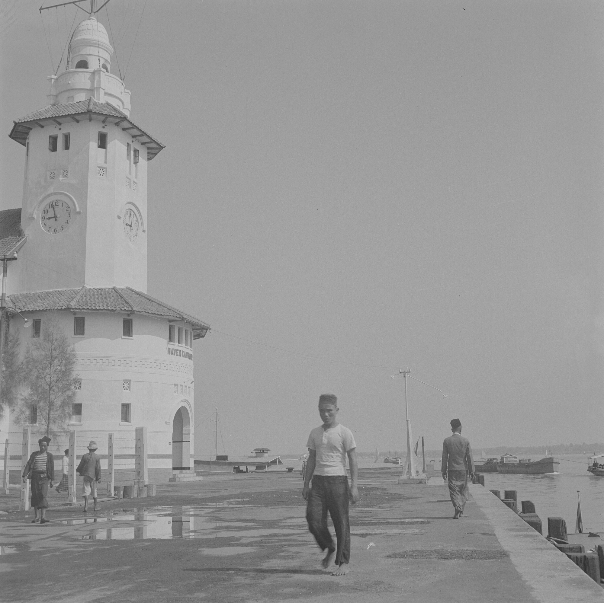 2015.3307; Negatief van de haveningang van Soerabaja (Surabaya); negatief