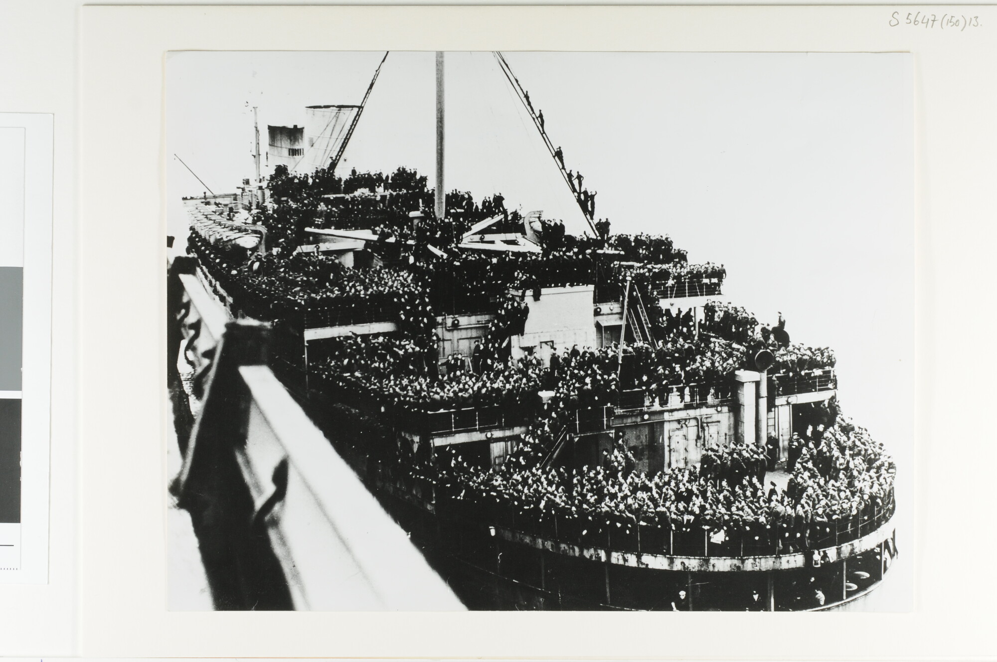 S.5647(150)13; Het tot troepentransportschip omgebouwde ss. Nieuw Amsterdam; foto