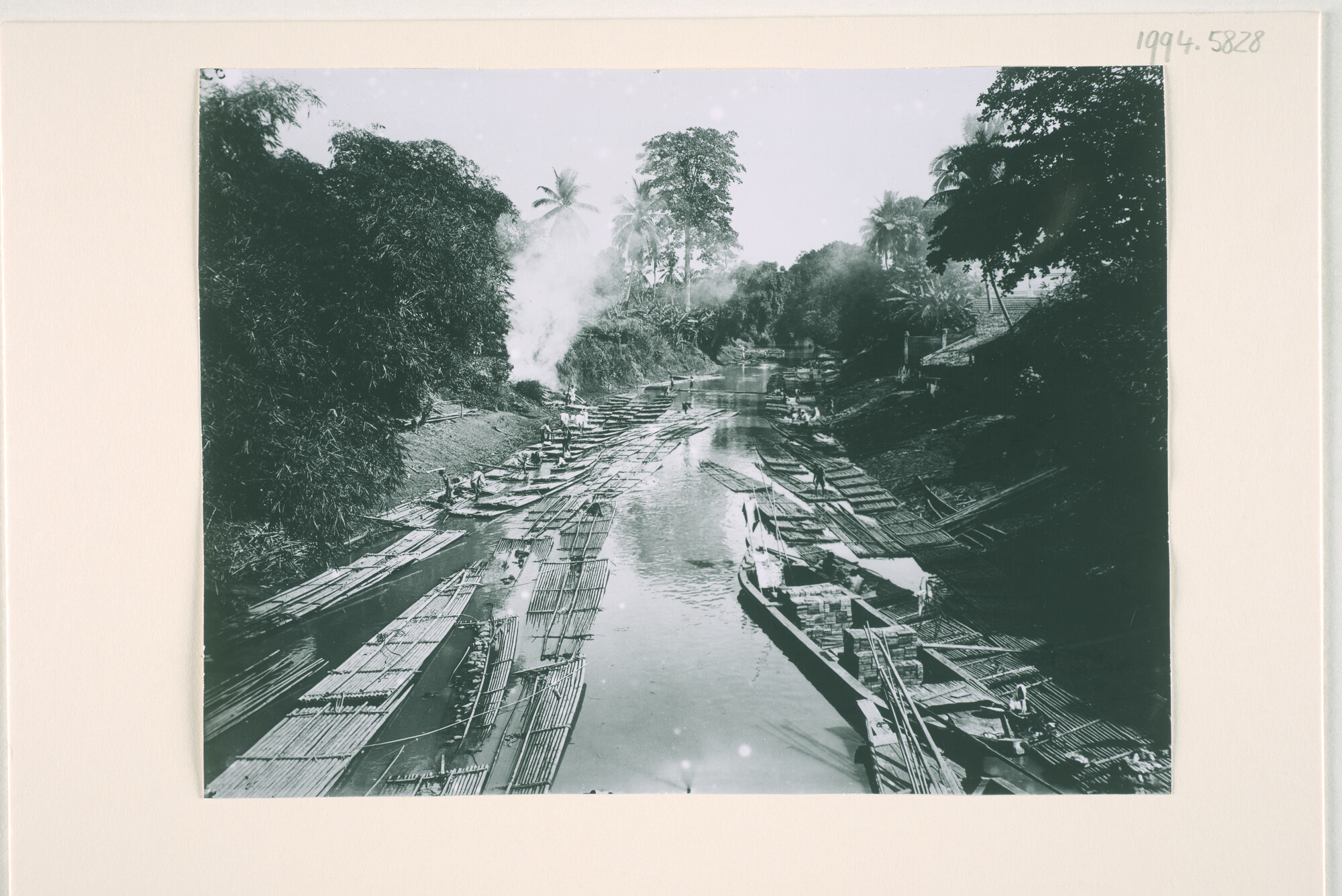 1994.5828a; Riviergezicht met houtvlotten in de buurt van Weltevreden (Batavia); foto