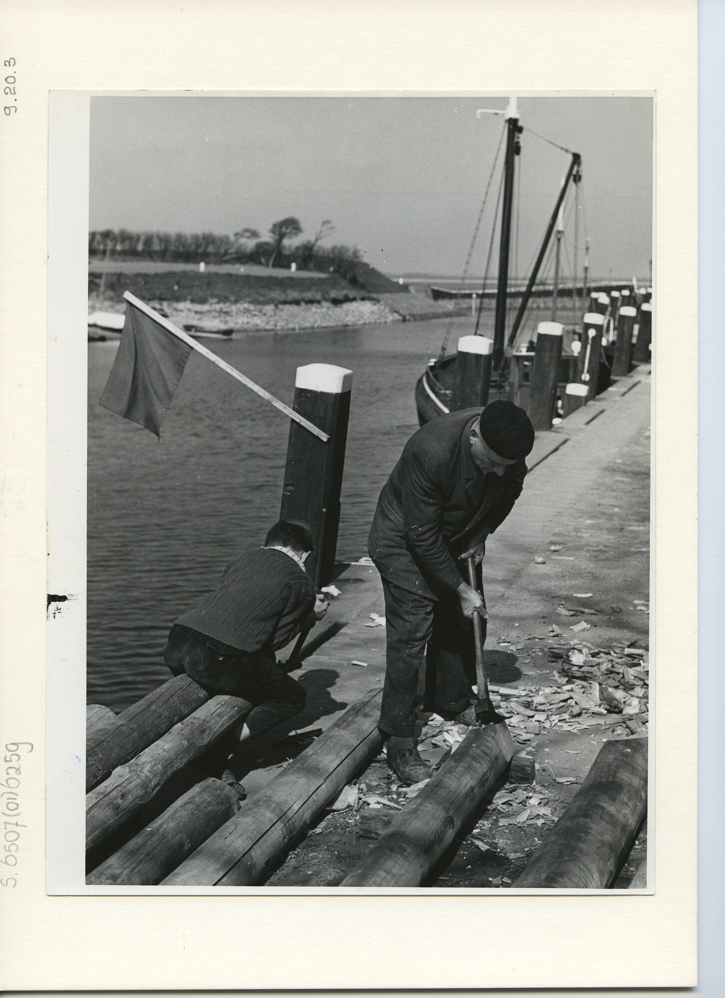 S.6507(01)6259; Foto van afpunten van meerpalen bestemd voor jachthaven Veere; foto