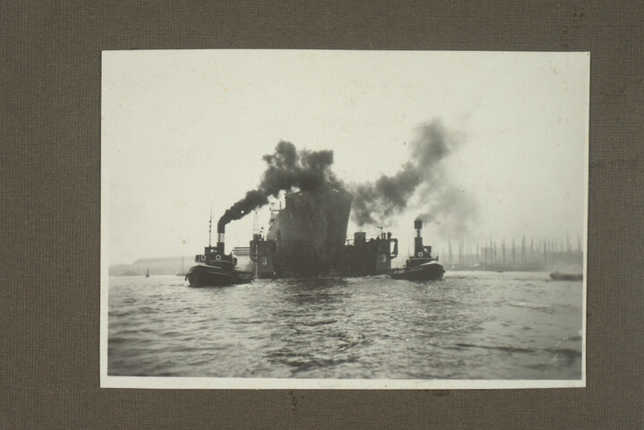 2001.1755; Omslag met vele foto's en knipsels van meest bergingsactiviteiten door Reederij v/h Gebroeders Goedkoop te Amsterdam in de periode 1929 / 1949; omslag