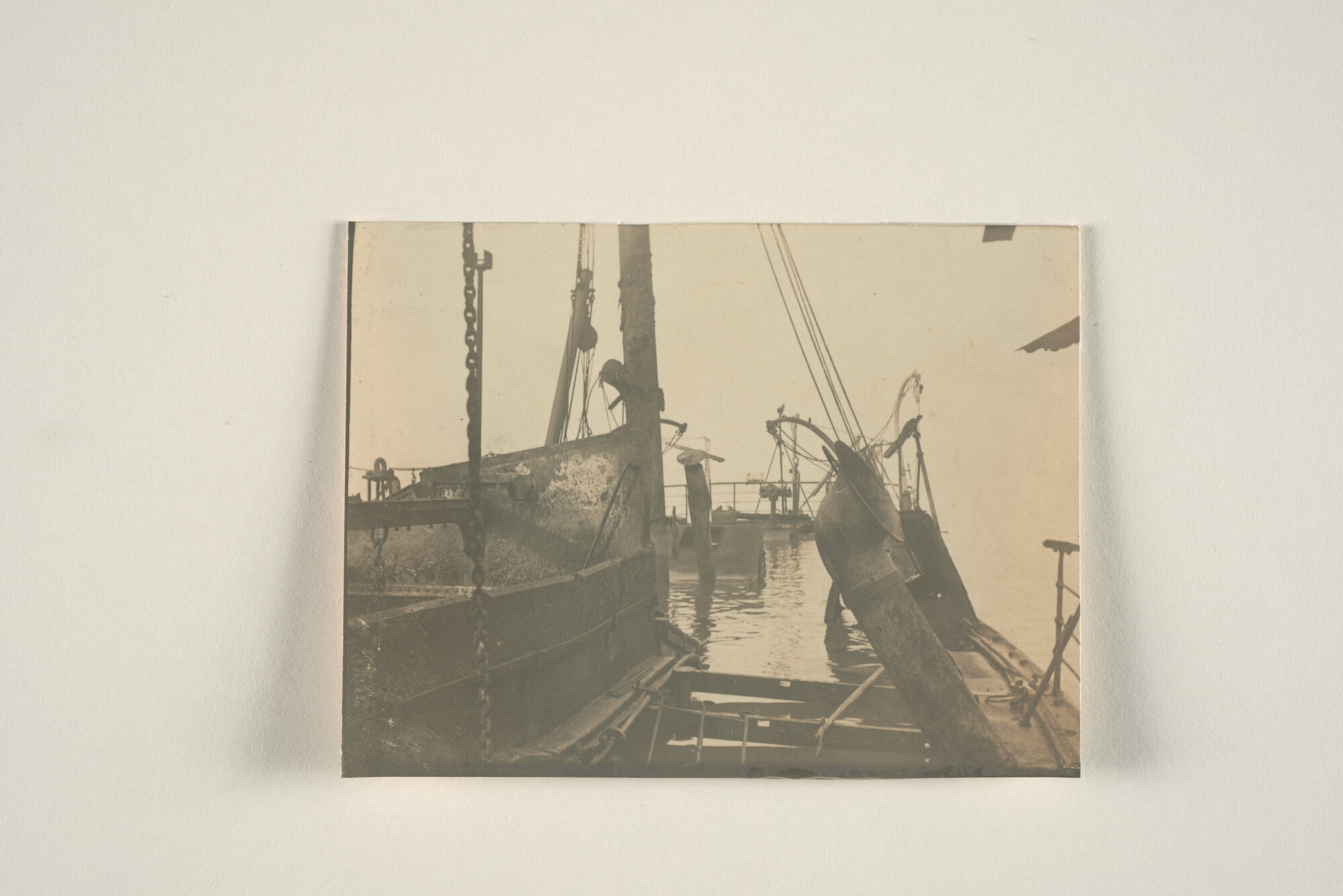 1994.1657; Foto's van het uitgebrande en gezonken wrak van het ss. 'Reijniersz' van de KPM even buiten de haven van Singapore [...]; fotoreportage