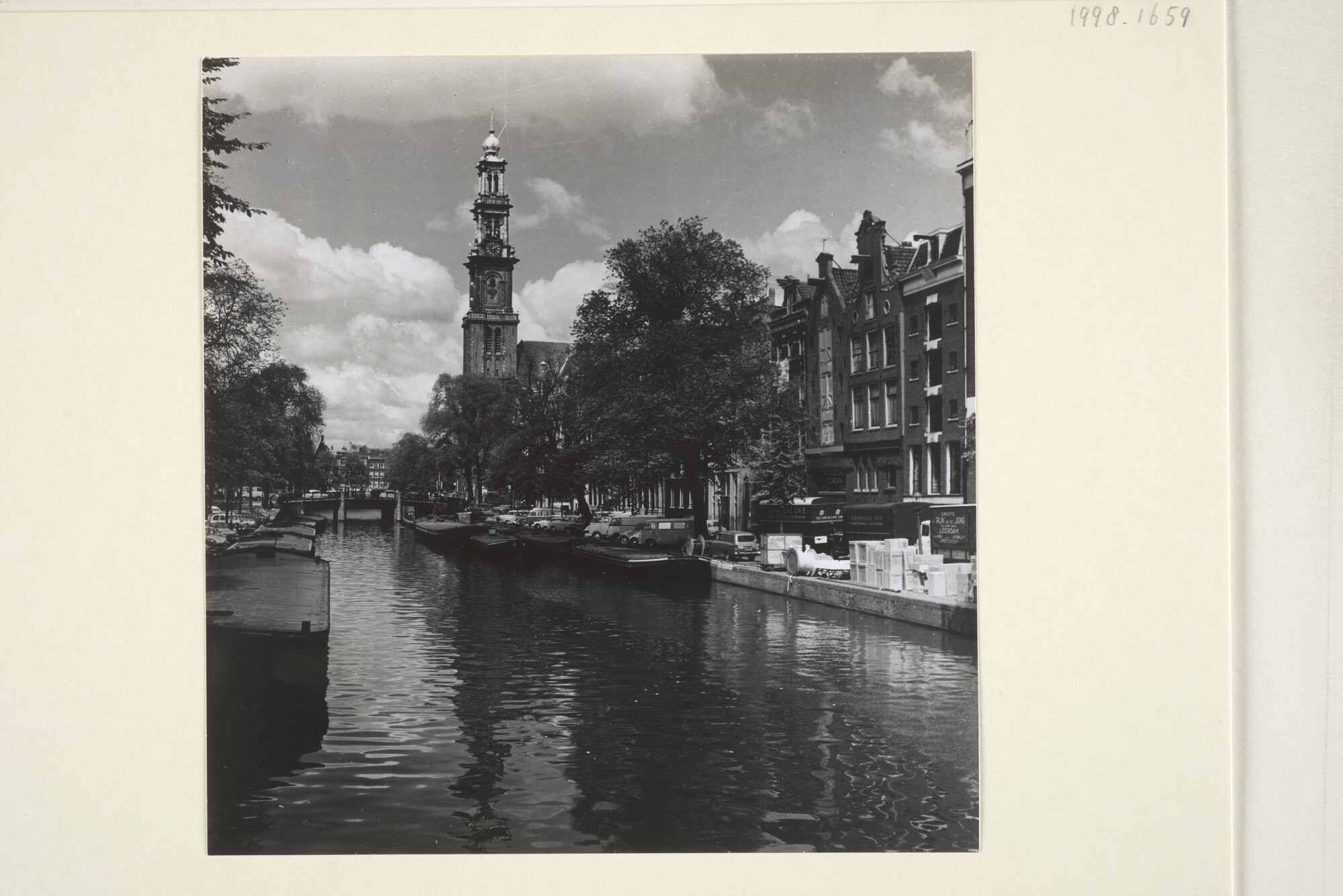 1998.1659; Stadsgezicht te Amsterdam: de Westerkerk aan de Prinsengracht, 1963; foto