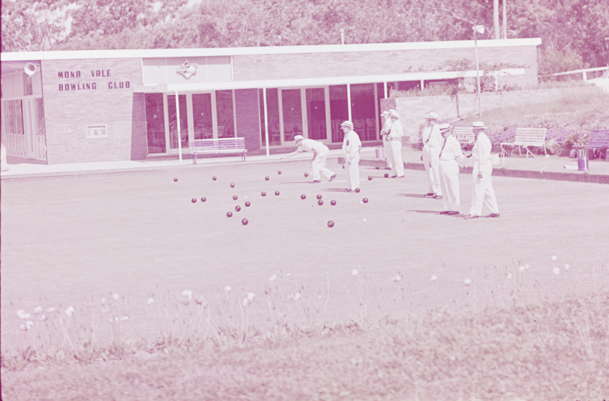 2015.1098; Dia van westerse mannen op de Muna Vale Bowling Club; diapositief