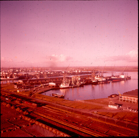 S.9100(0037); Overzicht over de Coenhaven, gezien vanaf het gebouw van de IGMA; diapositief