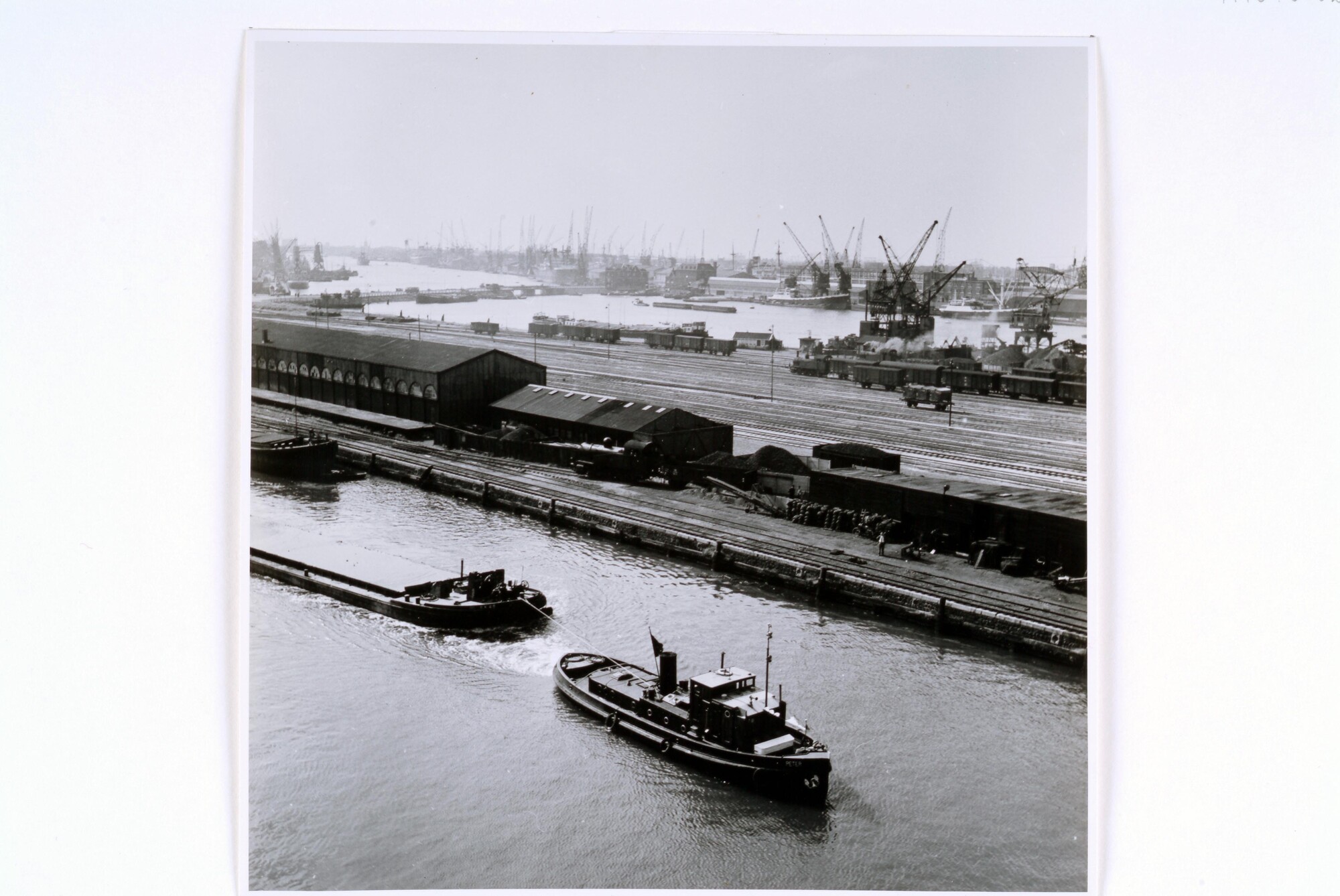 1998.0102; Gezicht op de Ertskade in Amsterdam met spoorwegemplacement, 1954; foto