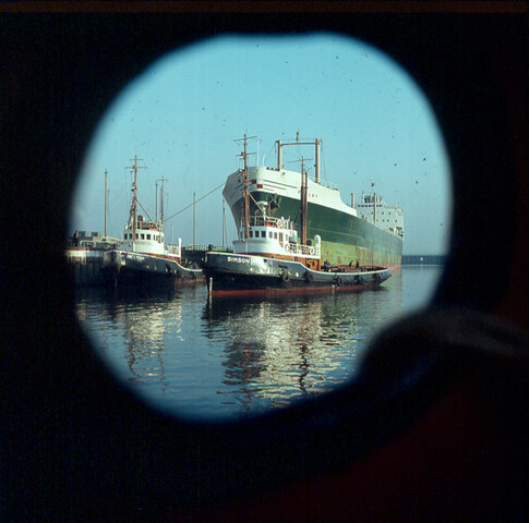S.9100(1147); Dia van de tanker Anneliese, met twee sleepboten van Wijsmüller in [...]; diapositief