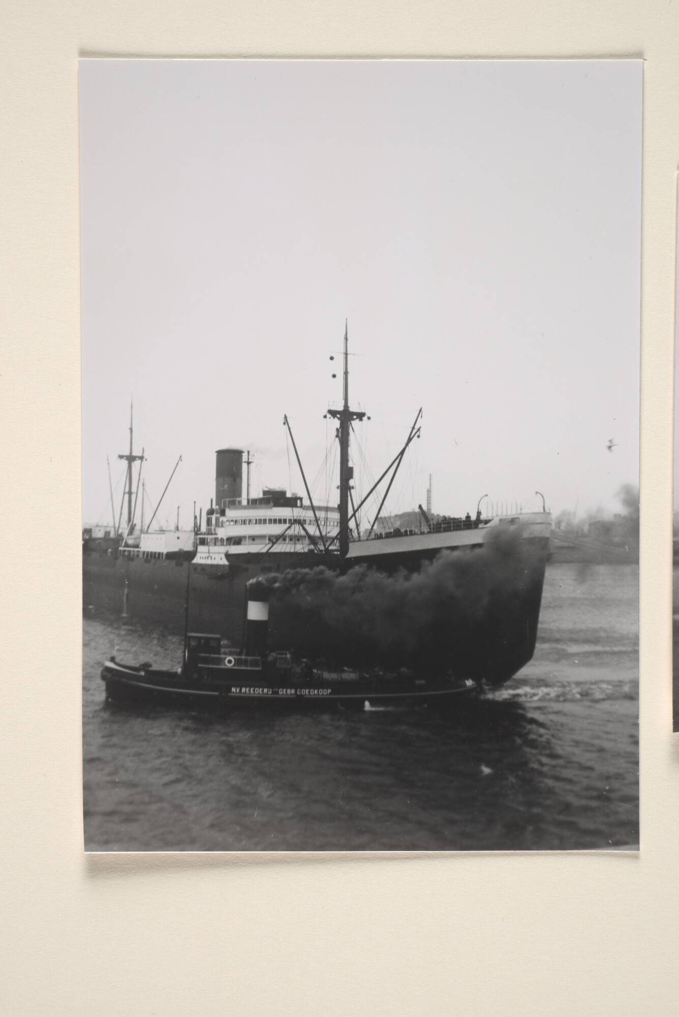 1995.1823; Het vrachtschip ms. 'Madoera' van de SMN bij het vertrek uit de haven van Amsterdam; foto