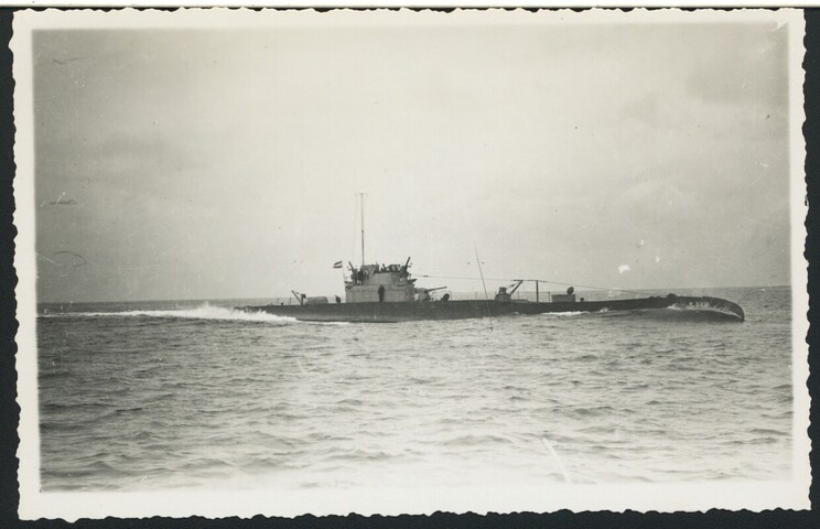 A.2867(01)023; Foto's van de onderzeeboot Hr.Ms. 'K XVII' op zee; prentbriefkaart