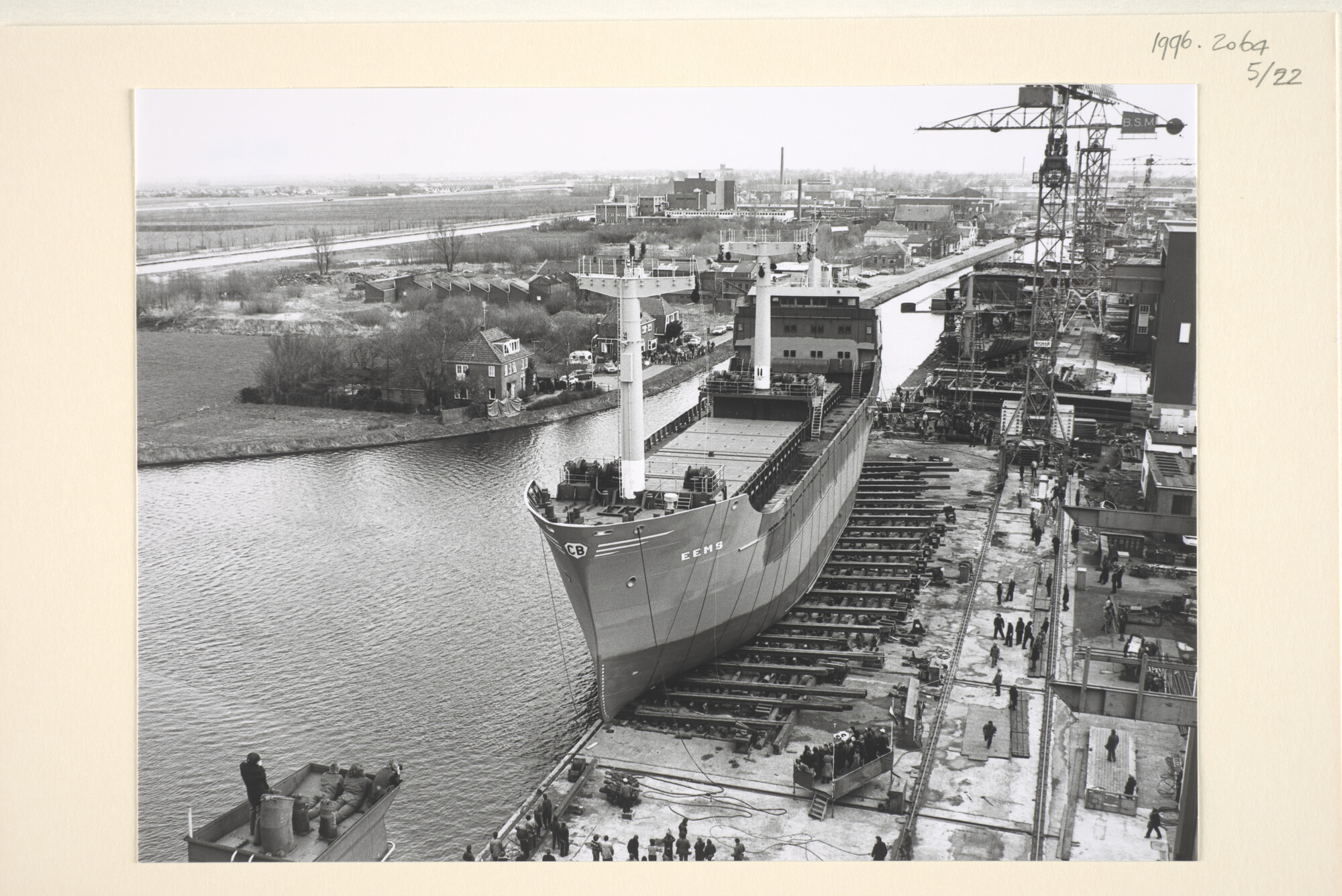 1996.2064; Foto's van de tewaterlating van de coaster ms. 'Eems' van C. Bos te Schiedam; fotoreportage