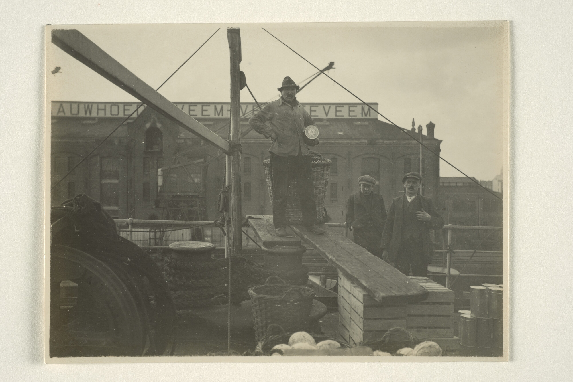 1997.1427; Havenarbeiders poseren bij het laden van proviant aan boord van het [...]; foto