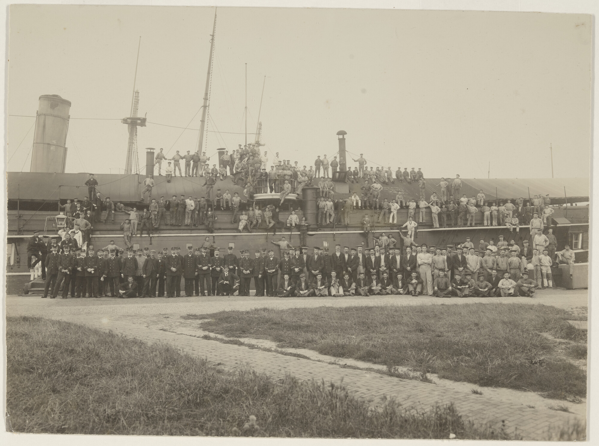 S.2150(02); Groepsportret van de état-major en equipage van Hr.Ms. Van Speyk; foto