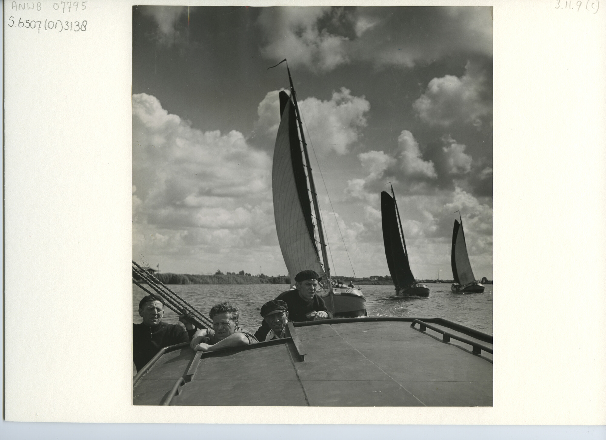 S.6507(01)3138; Twee skûtsjes - tjalken - hoog aan de wind en achter elkaar zeilend tijdens skûtsjesilen te Grouw 1953; foto