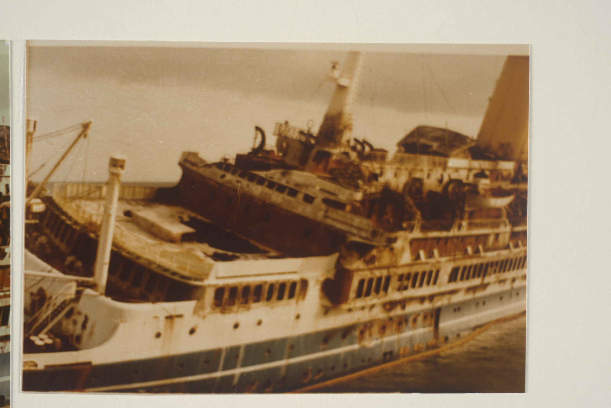 1995.5040; Detailfoto's van het uitgebrande Italiaanse cruiseschip ms. Angelina Lauro; fotoreportage