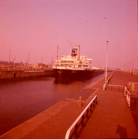 S.9100(2091); Dia van de Duitse bulkcarrier ms. Odin in de Noordersluis van IJmuiden [...]; diapositief
