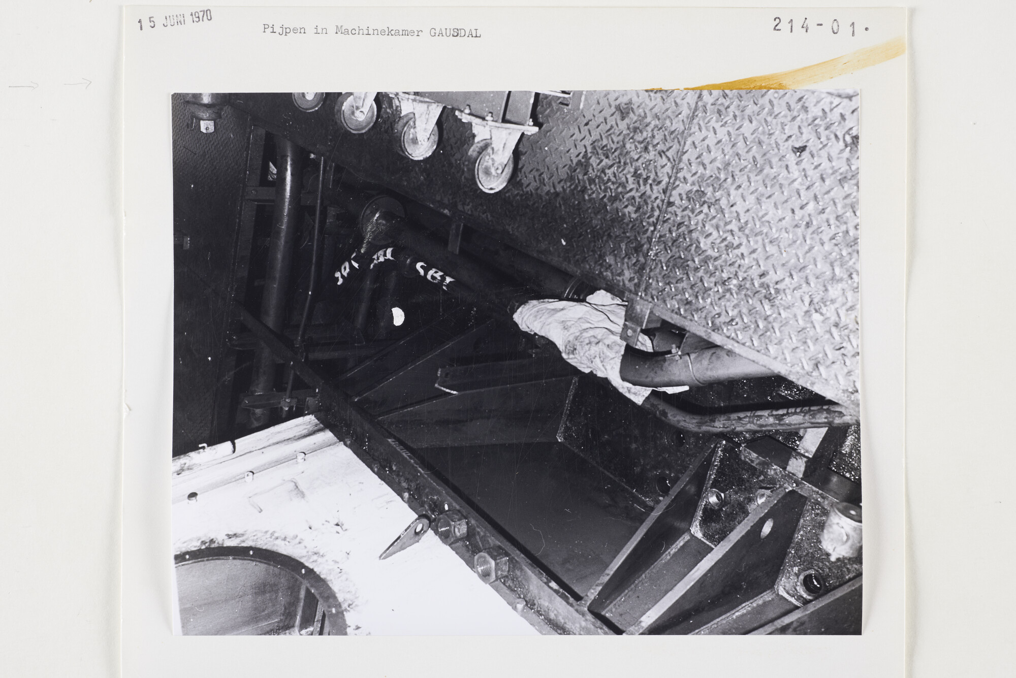 S.5444(5137)1; Situatiefoto van de toestand in de motorkamer van de Gausdal; foto