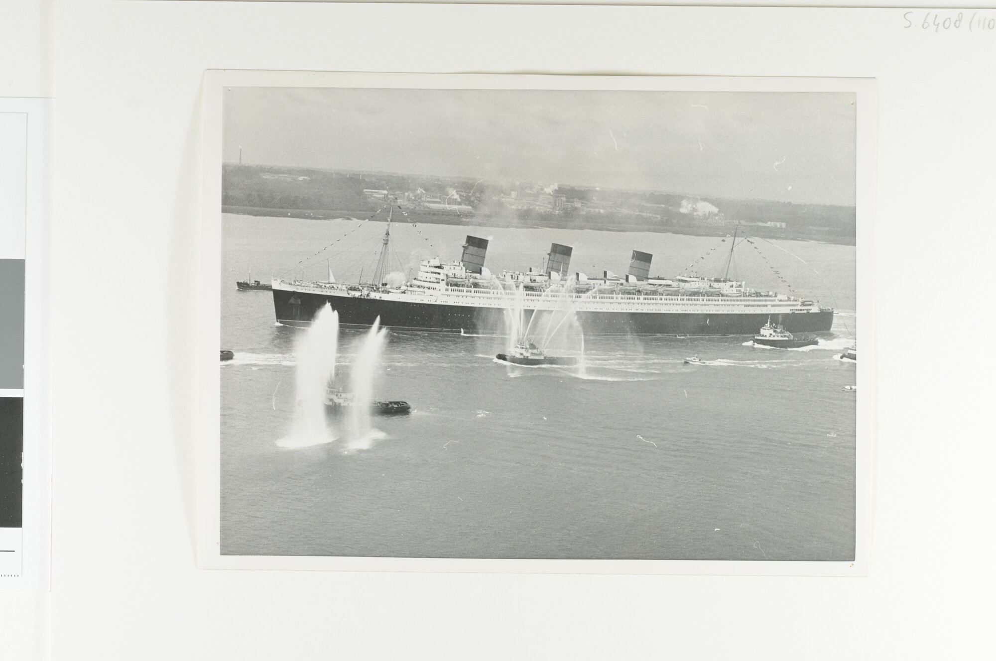 S.6408(1105); Luchtfoto van het Britse passagiersschip ss. 'Queen Mary' van de Cunard - White Star Line bij haar laatste reis van Southampton naar Long Beach [...]; foto