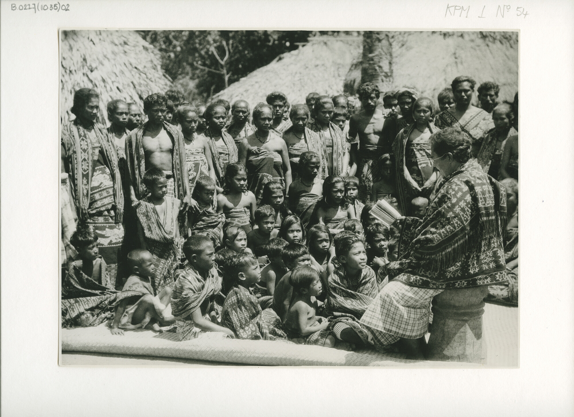 B.0227(1035)02; Groepsfoto's van inwoners op Savoe (Zuid Timor) in traditionele kledij; foto