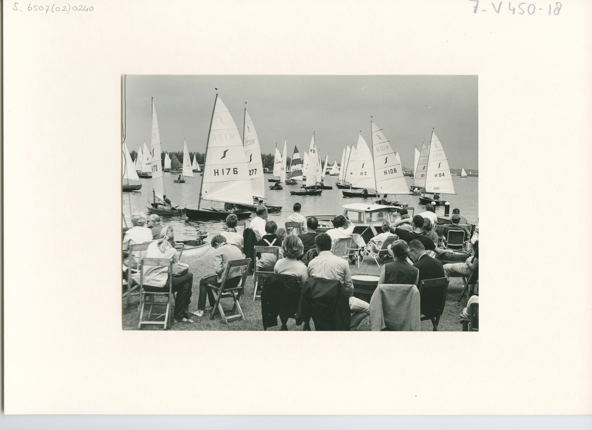S.6507(02)0240.02; Zwart-wit foto van het startterrein tijdens de Kaagweek 1967 bij de start van de Solo-klasse A; foto