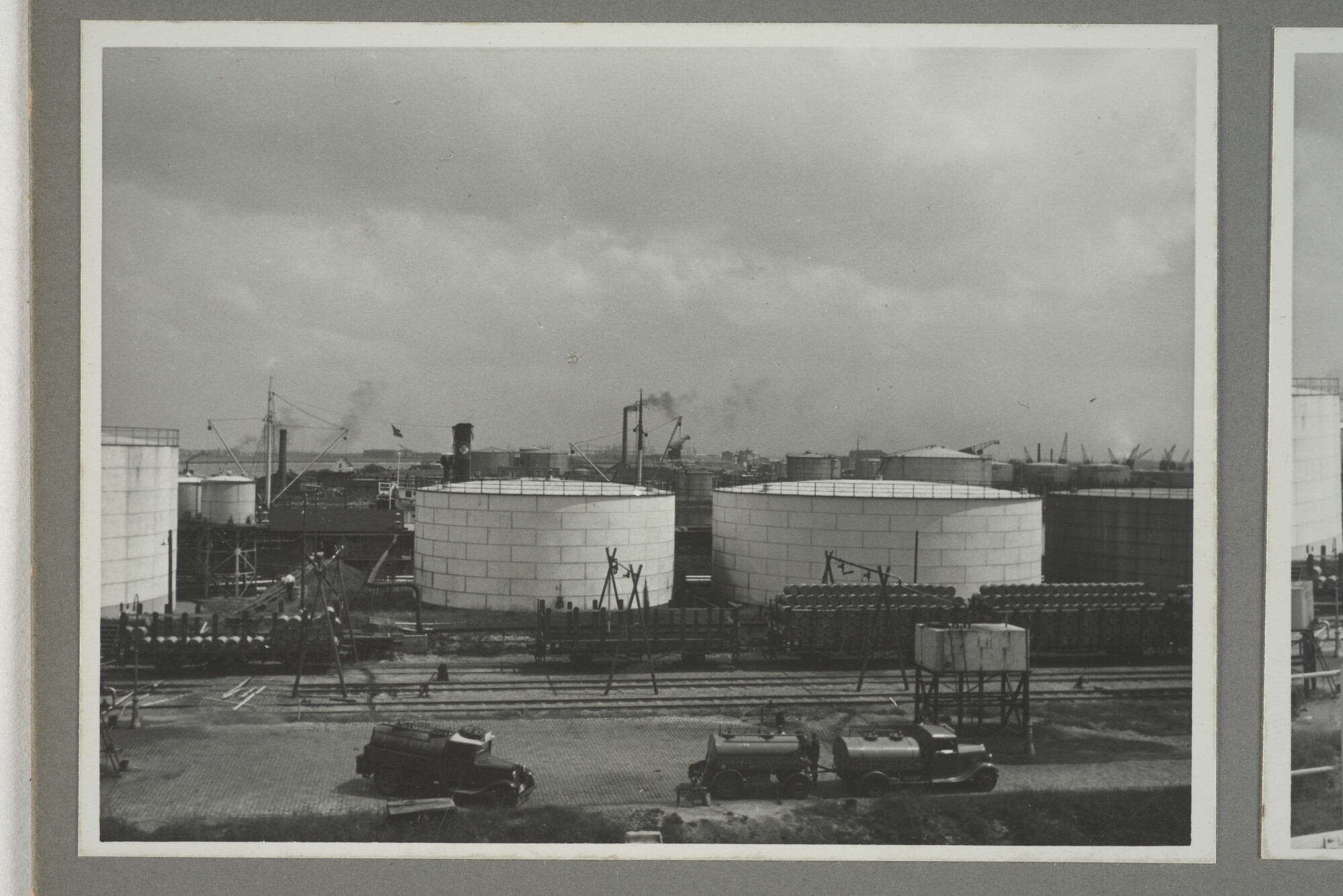 1998.2177; Omslag/ album met een grote hoeveelheid proeffoto's gemaakt door mw. A.M. Wolff-Koller in opdracht van de Gemeente Handelsinrichtingen in Amsterdam; omslag