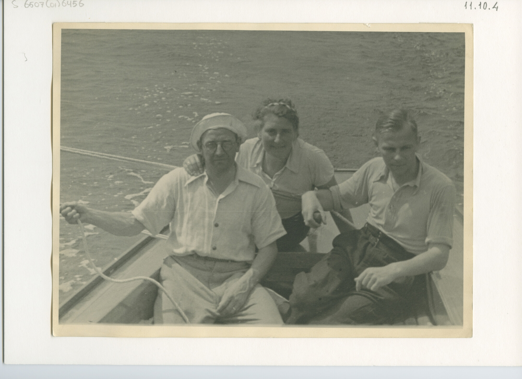 S.6507(01)6456; Foto van J.H.C. Sieverts (links) en zijn vrouw, bekende wedstrijdzeilers in de 30-er, 40-er en 50-er jaren; foto