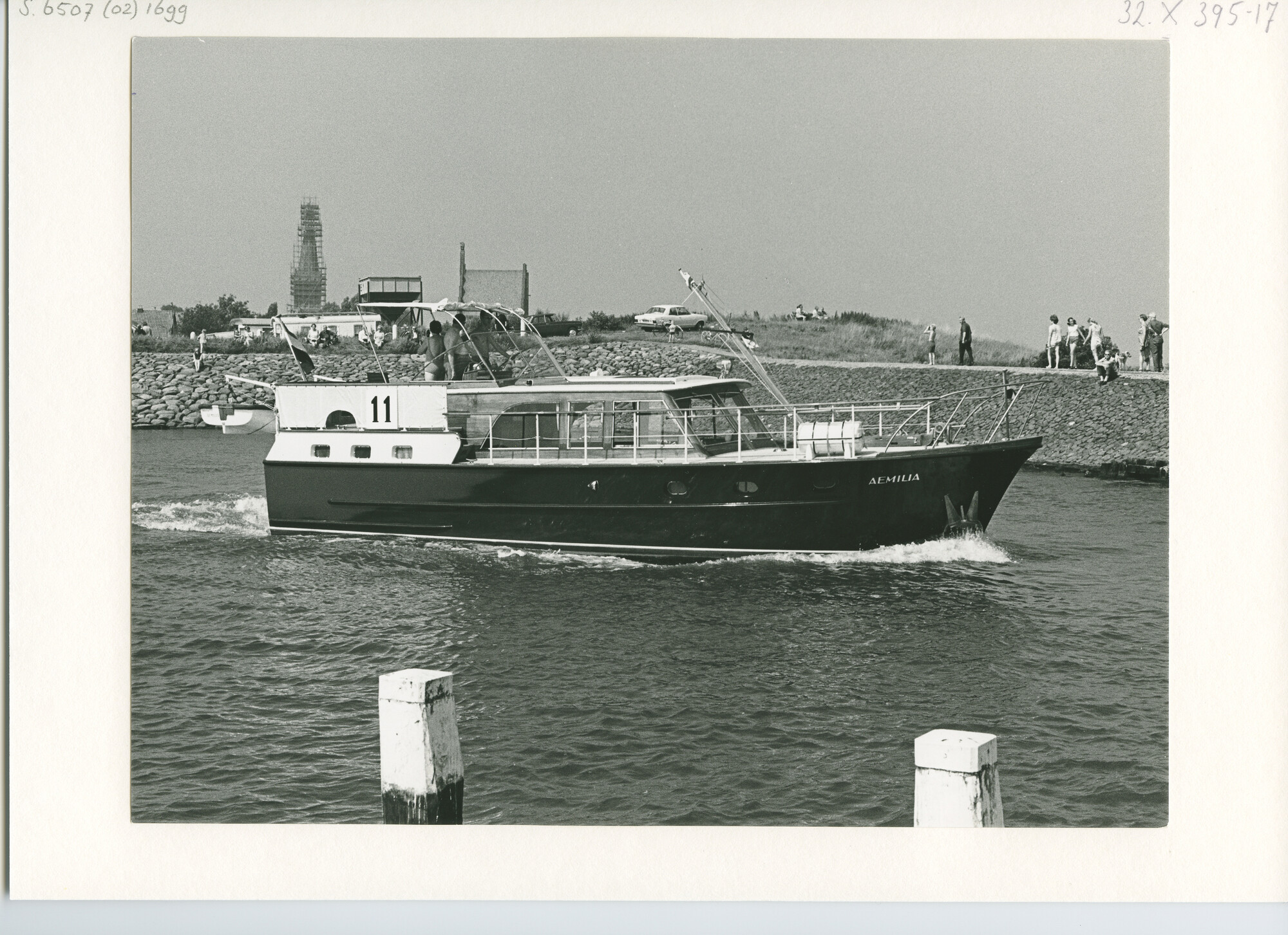 S.6507(02)1699.06; Zwart-wit foto van de deelnemers aan de Pavillon d'Or 1969 verlaten Medemblik; foto