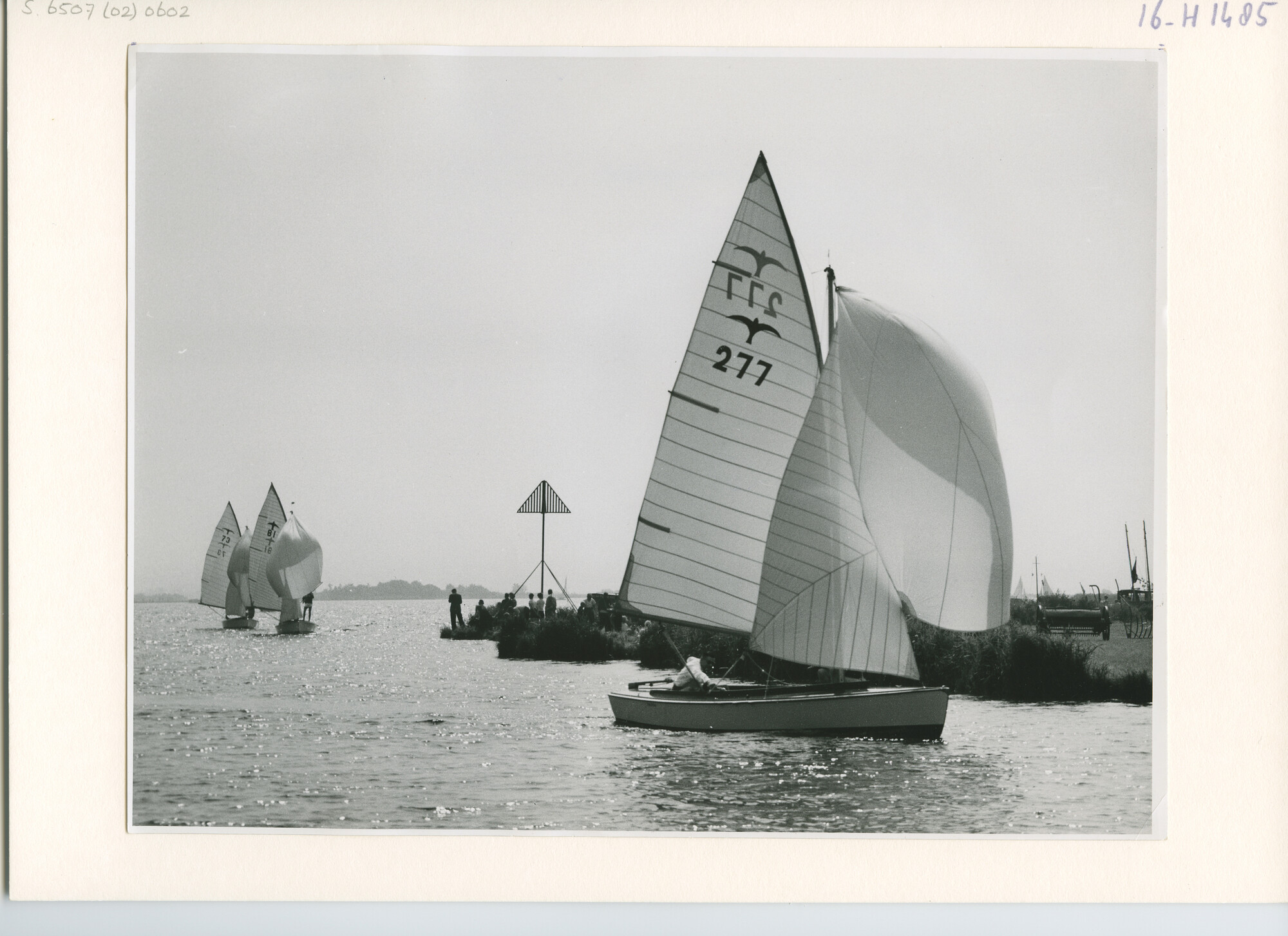 S.6507(02)0602.03; Zwart-wit foto van de Hollandweek I en Sneekweek 1955: de Valkenklasse met ondermeer Valk 73; foto