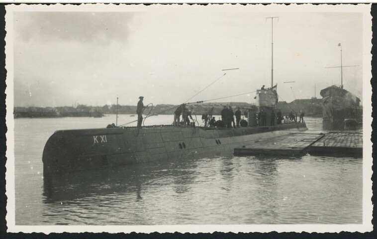 A.2867(01)017; De onderzeeboot Hr.Ms. 'K XI' ligt afgemeerd aan wal bij Willemsoord te Den Helder; prentbriefkaart