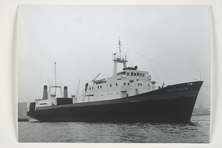 S.5219(12)0431; Foto's van de proeftocht van het vrachtschip ms. 'Rijnstroom', gebouwd op de langshelling van de ASM; fotoreportage