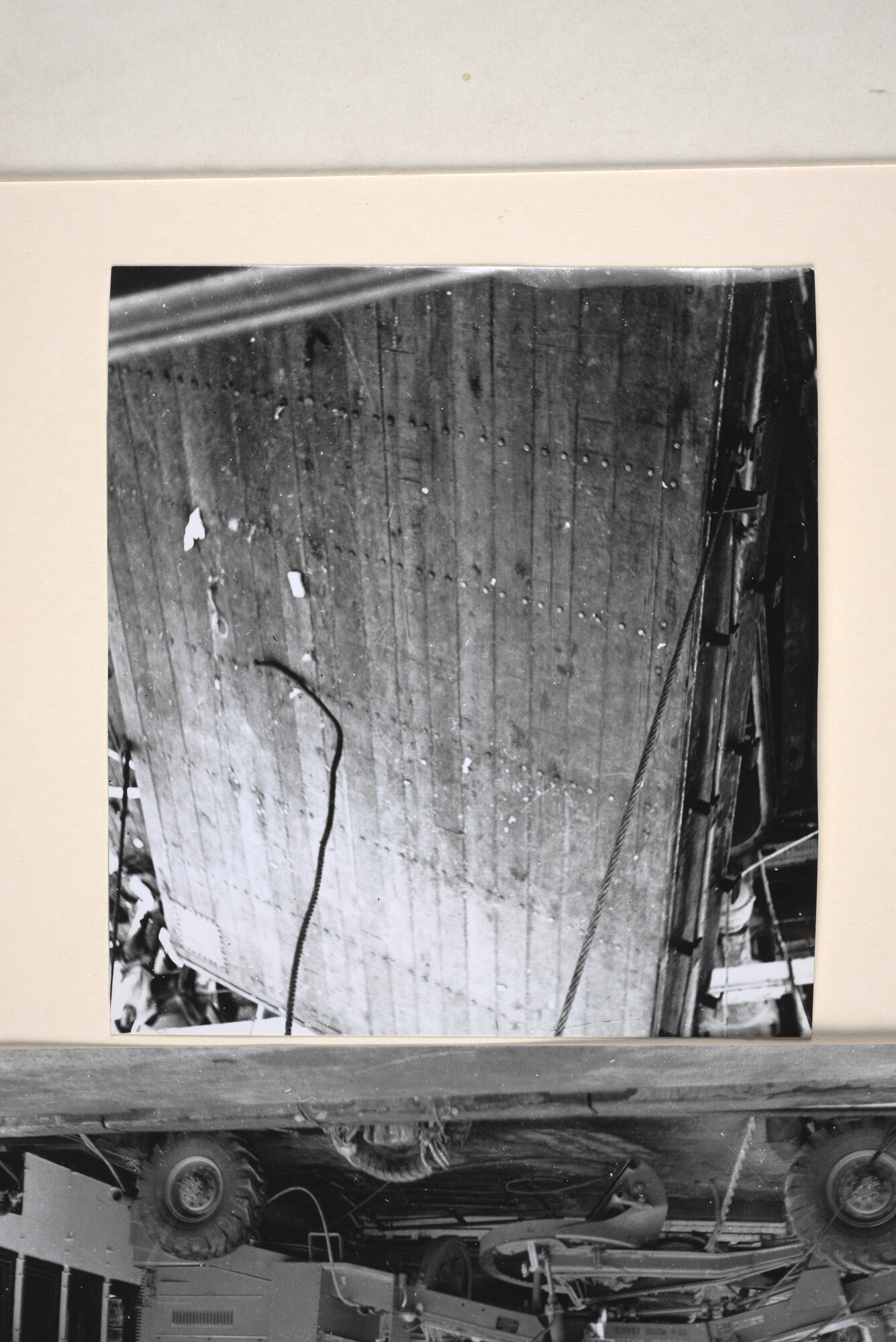 B.0227(1632)06; Foto van het vervoer van draglines met ms. Kaloekoe van Hollandia naar Merauke; foto