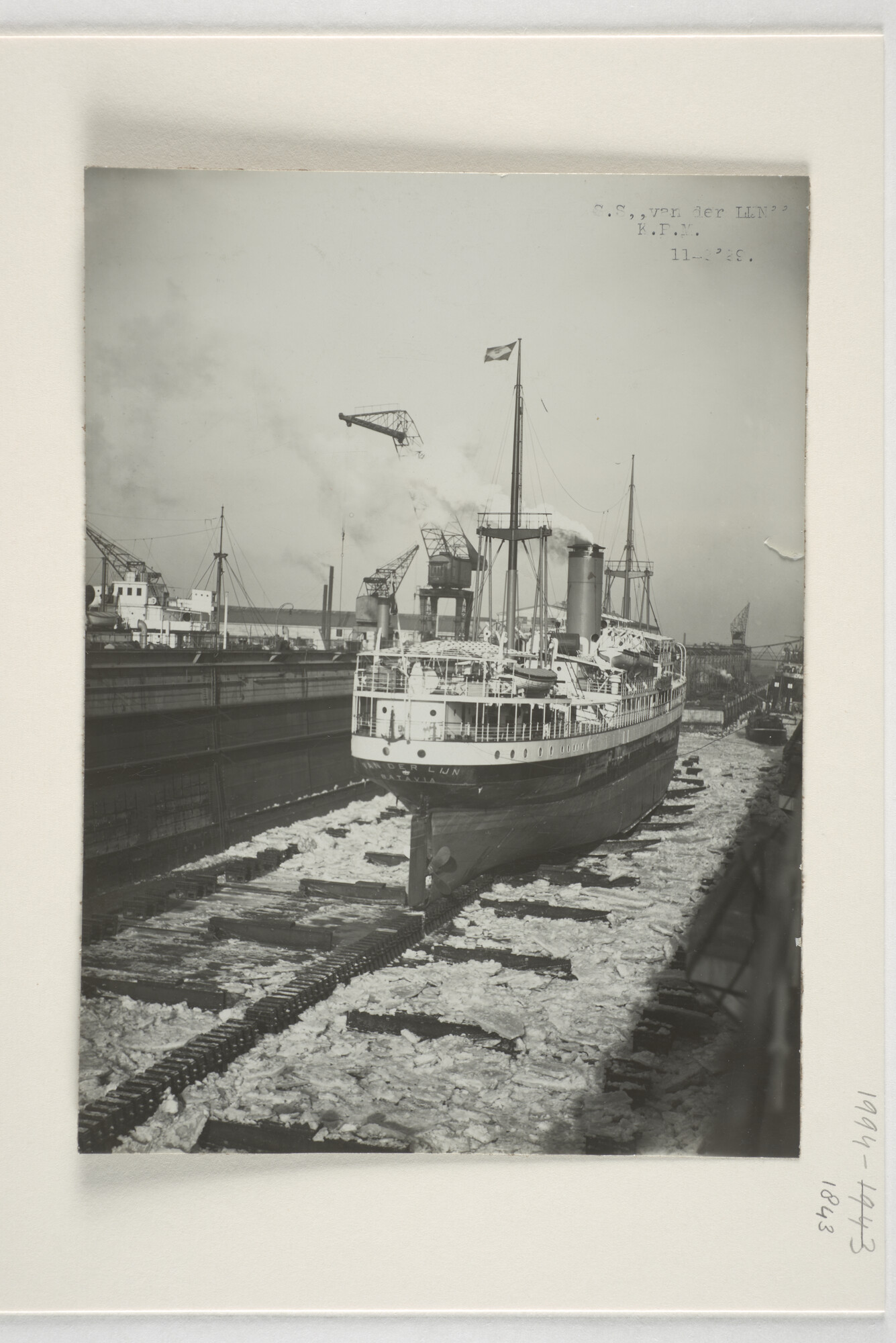 1994.1843; Het ss. 'Van der Lijn' van de KPM afgemeerd in de haven van Tandjong Priok [...]; foto