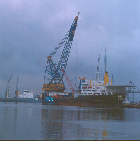 S.9100(8452); Dia van het Panamese kraanschip Pearl Marine (ex- Germinal) bij ter Haak [...]; diapositief