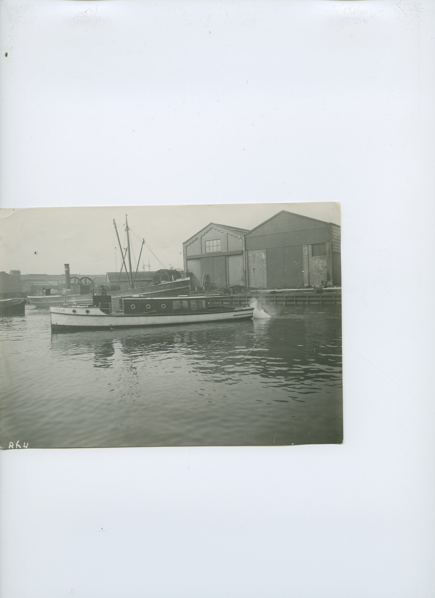 S.6386(114)0091; Foto van directievaartuig Meeuw op de wal; foto