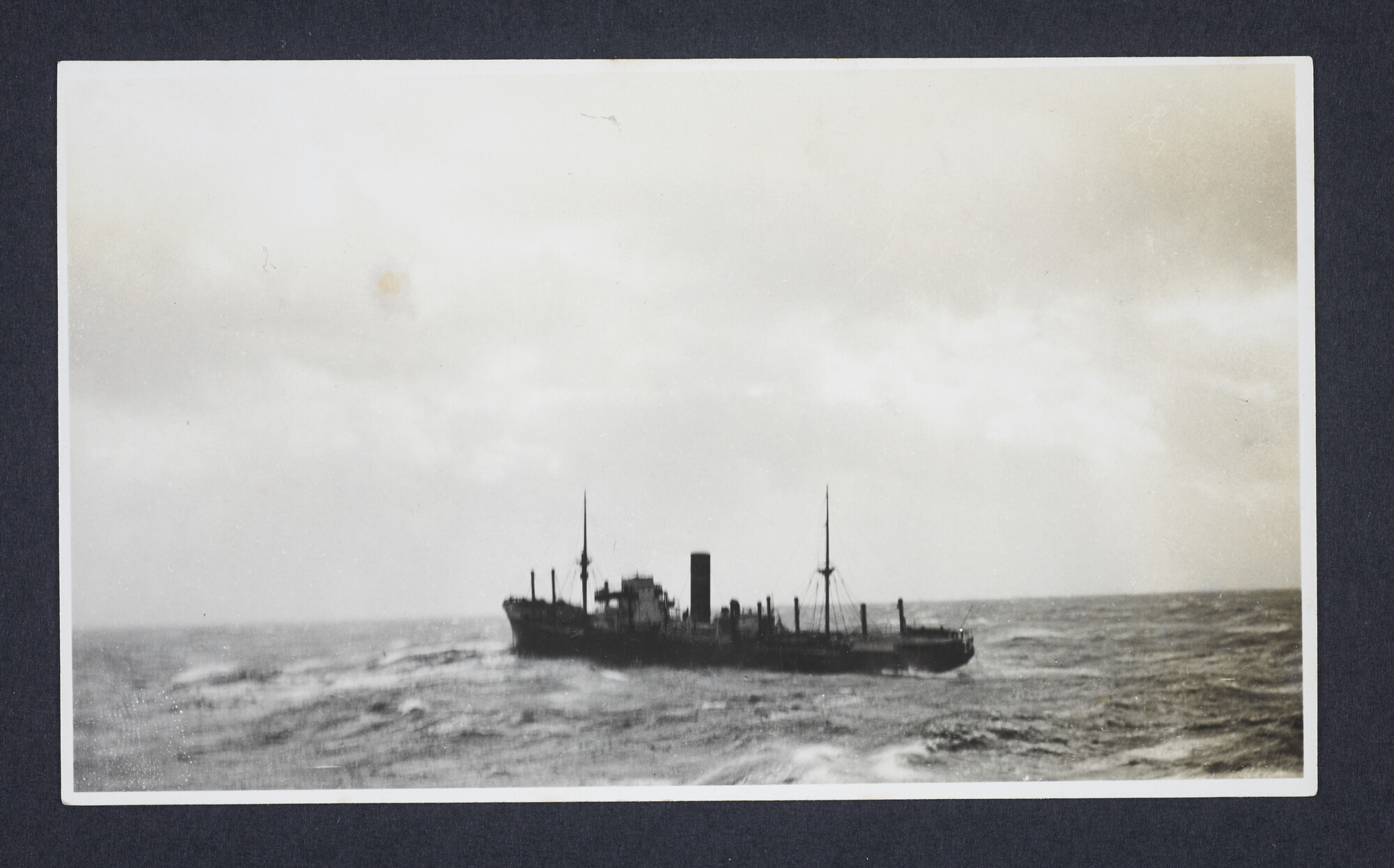 2016.2689; Zwart-wit foto van ss. Boschdyk, genomen vanaf het in nood verkerende ss. Burgerdyk; foto