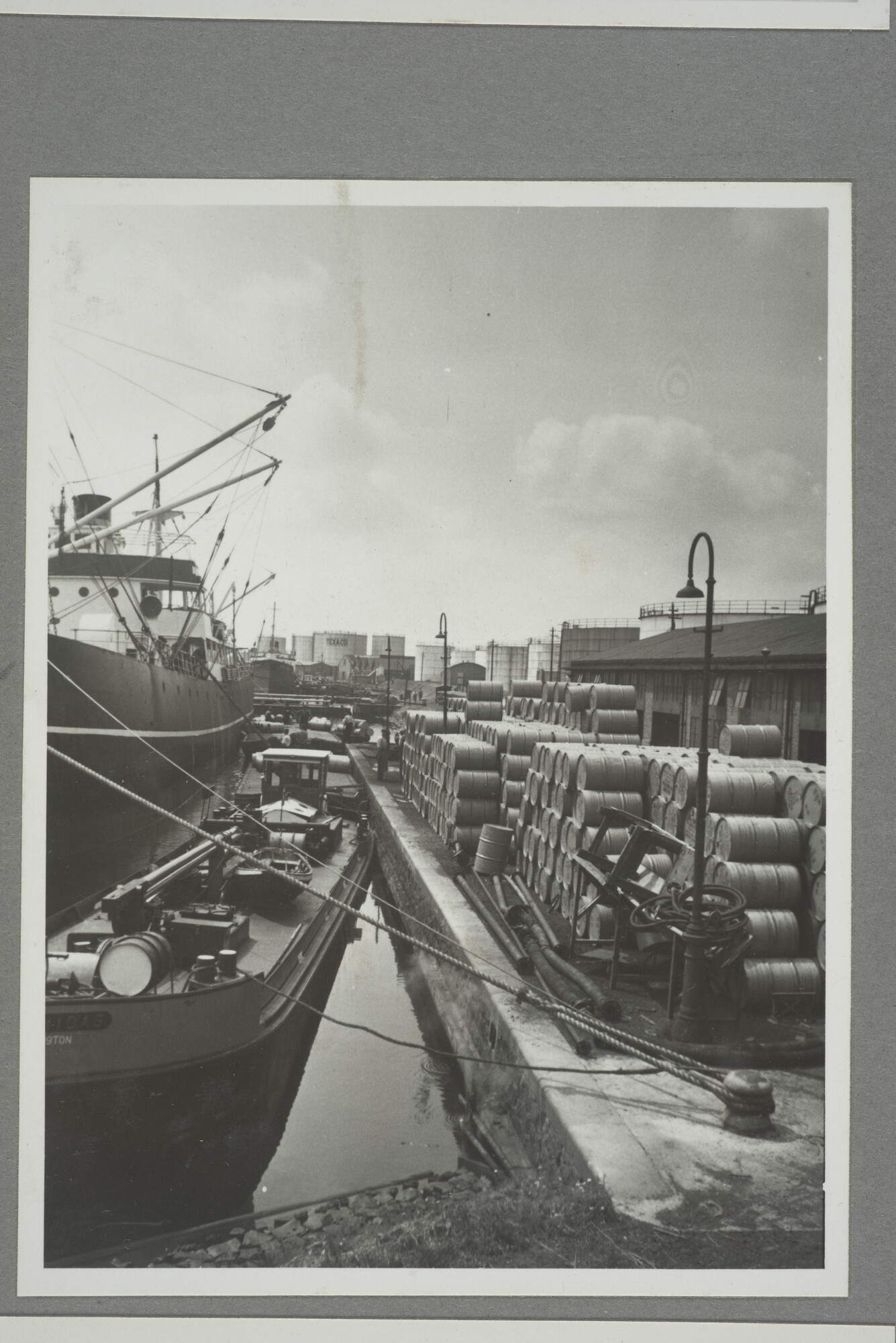 1998.2177; Omslag/ album met een grote hoeveelheid proeffoto's gemaakt door mw. A.M. Wolff-Koller in opdracht van de Gemeente Handelsinrichtingen in Amsterdam; omslag