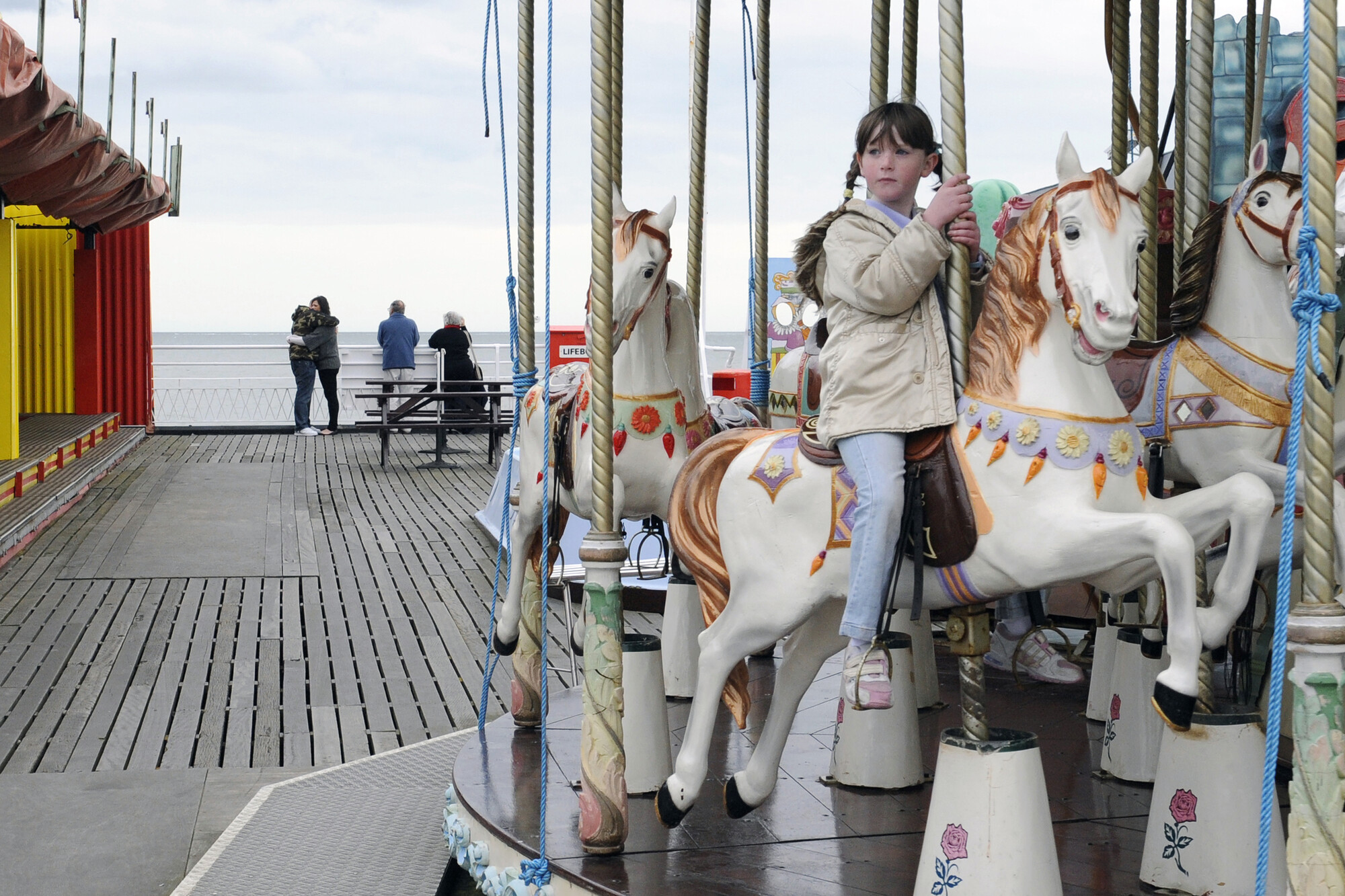 2019.0251; Kleurenfoto van een draaimolen op de Britannia Pier aan het strand van Great Yarmouth, Engeland, 2008; foto