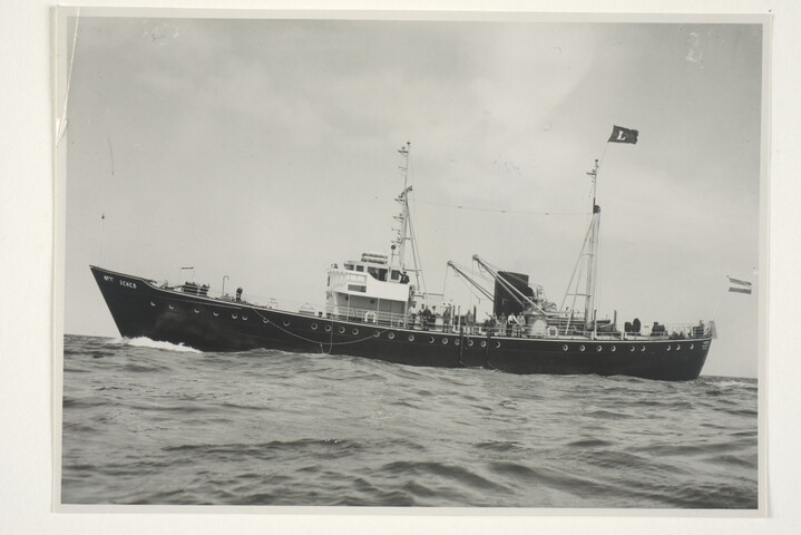 S.5219(12)0588; Foto's van de tewaterlating van het loodsvaartuig 'Deneb'; fotoreportage