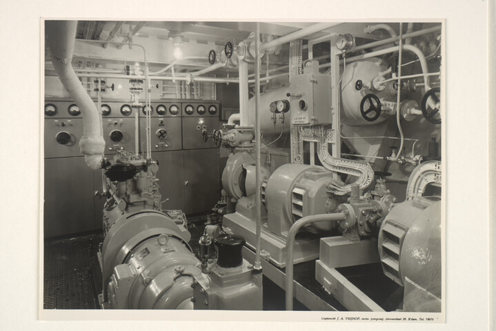 S.5219(12)0084; Interieurfoto's van de kustvaarder ms. 'Oosterburgh' van Wm; fotoreportage
