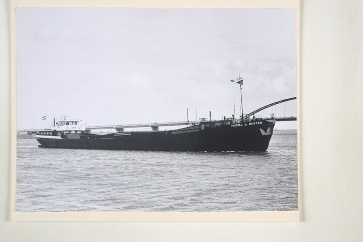 1994.1043; Foto's van de bouw bij Scheepswerf Van Goor Monnickendam van de coaster ms. 'Lenie', van de 'Pergo' en van de hopper-zuiger 'Reimerswaal'; fotoalbum