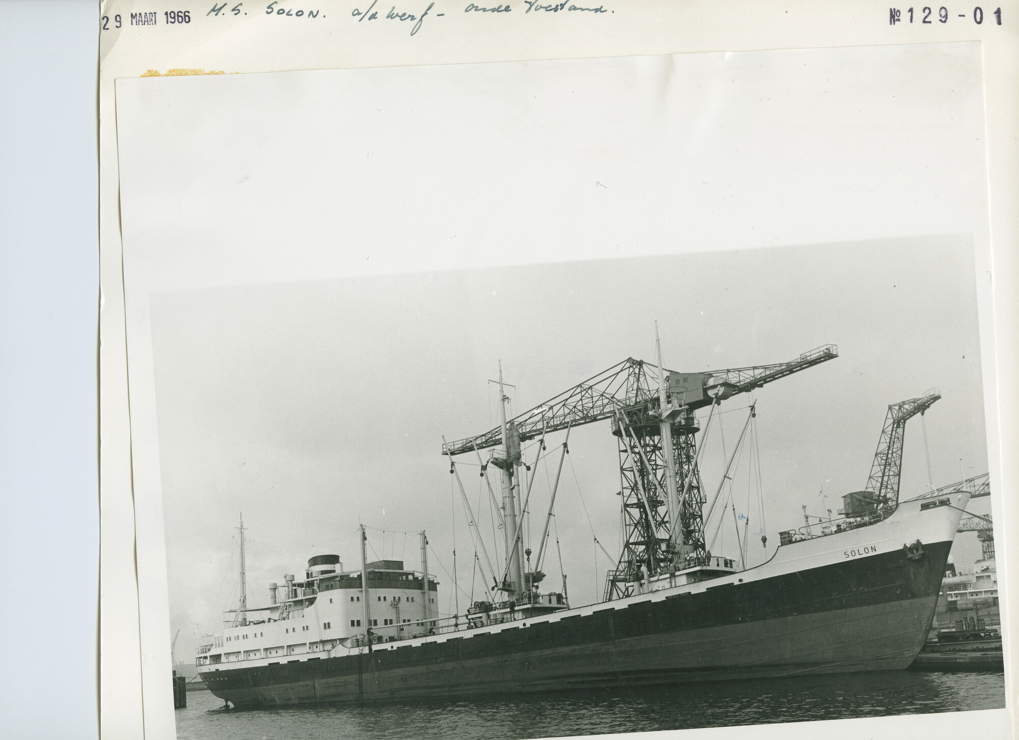 S.5444(4561)01; Foto van de verlenging van het vrachtschip ms. Solon van de KNSM; foto
