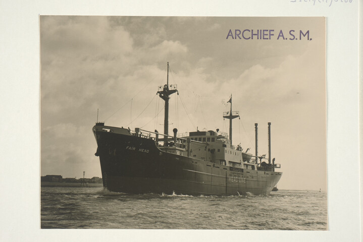 S.5219(12)0268; Foto's van de proeftocht van het Noord-Ierse (Laker) vrachtschip ms. 'Fair Head' van de Ulster Steamship Compagny gezien op de Nieuwe Waterweg richting zee; fotoreportage