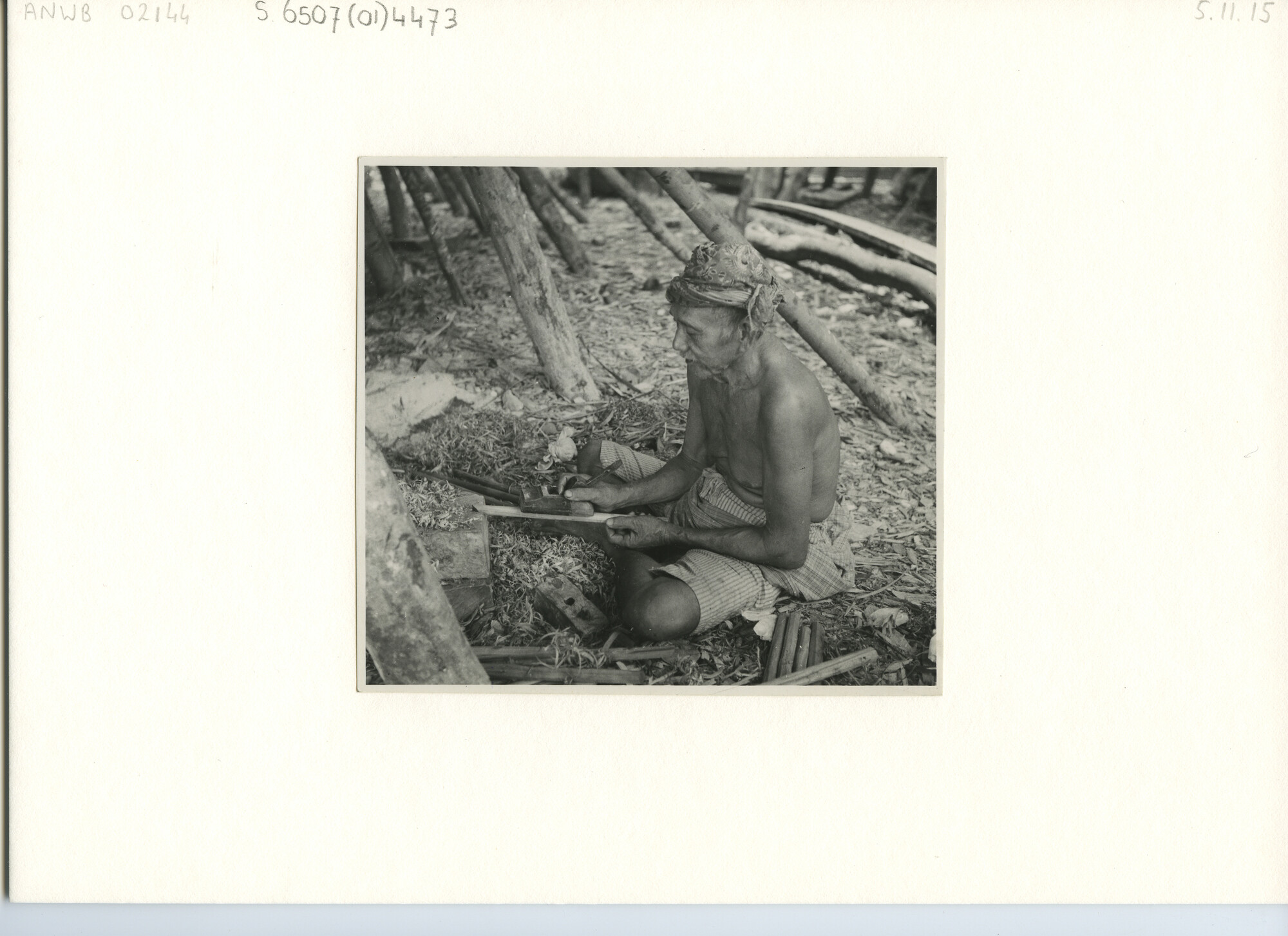 S.6507(01)4473; Foto van man die schepen maakt; foto