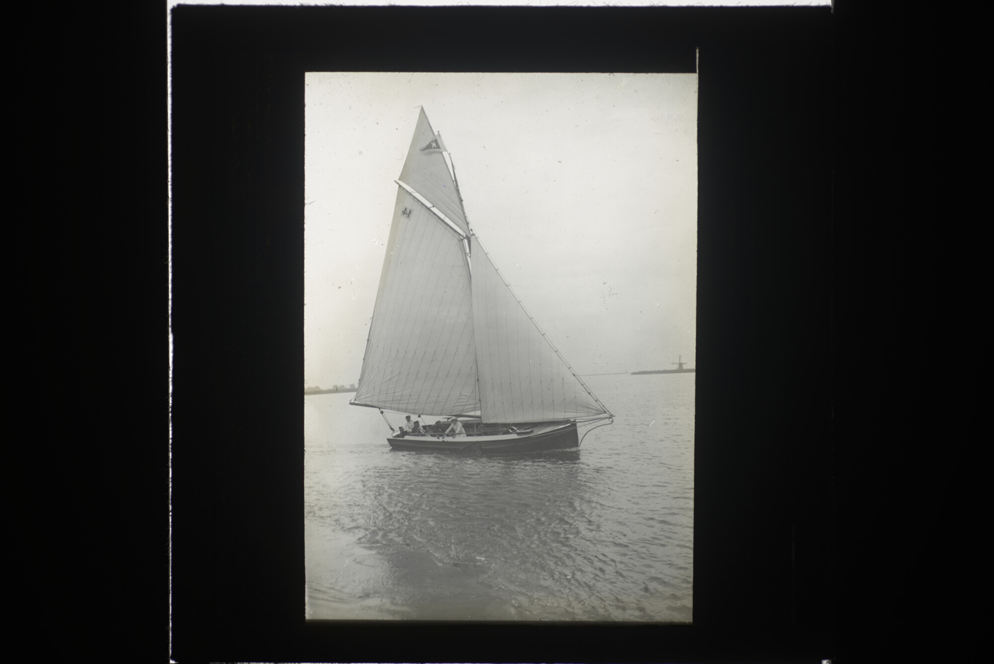 2014.0606; Vijftig lantaarnplaatjes met afbeeldingen van de Nederlandse watersport 1900-1935; lantaarnplaatje