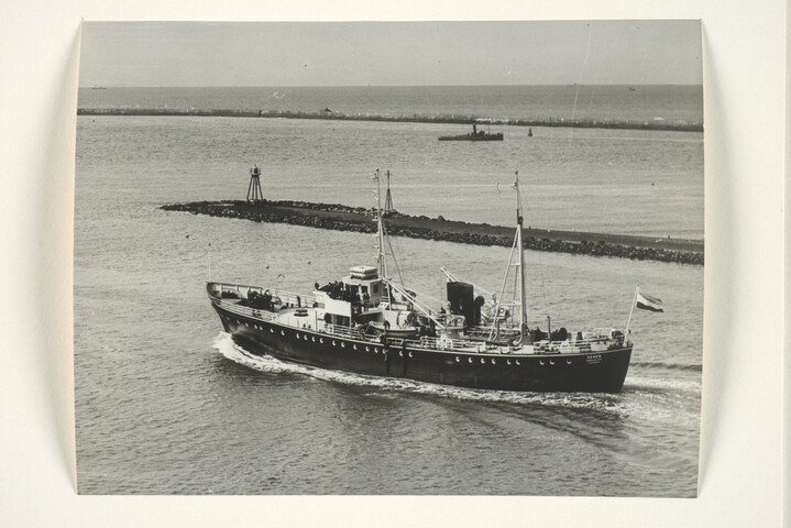 S.5219(12)0007; Foto's van het bij de ASM gebouwde loodsvaartuig Deneb; fotoreportage