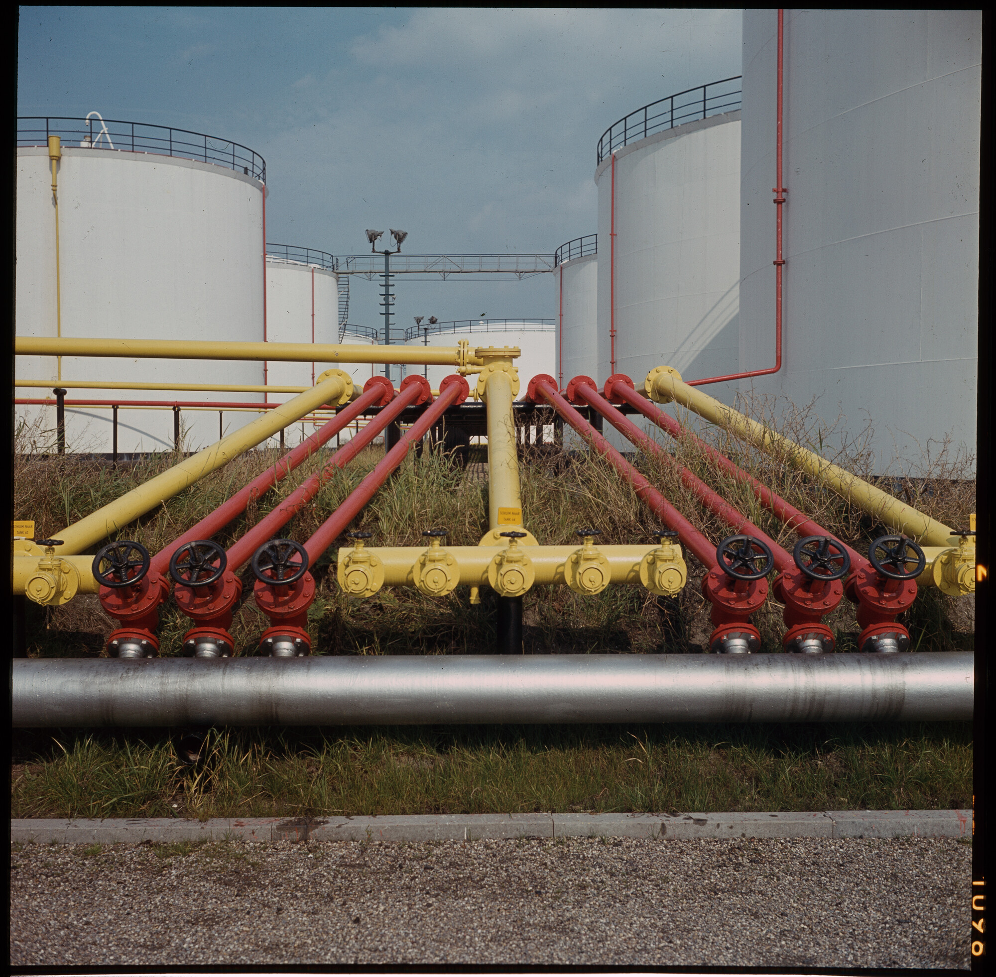 S.9100(7632); Havengezicht te Amsterdam (Petroleumhaven); diapositief