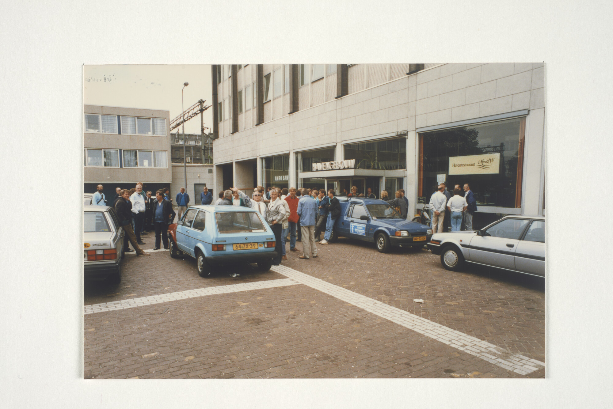 2001.1687; Protest bij het Havengebouw in Amterdam door het personeel van Goedkoop [...]; fotoreportage