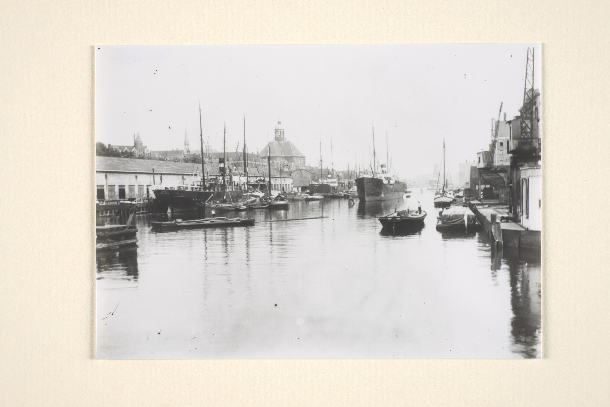 1995.6893; De Nieuwe Vaart te Amsterdam omstreeks 1902: links de goederenloods van de KNSM, met het vrachtschip ss. 'Aurora' afgemeerd langs de kade; foto